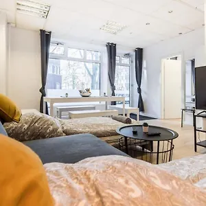 Spacious Two Br Close To Stadtpark And Street Parking Apartment